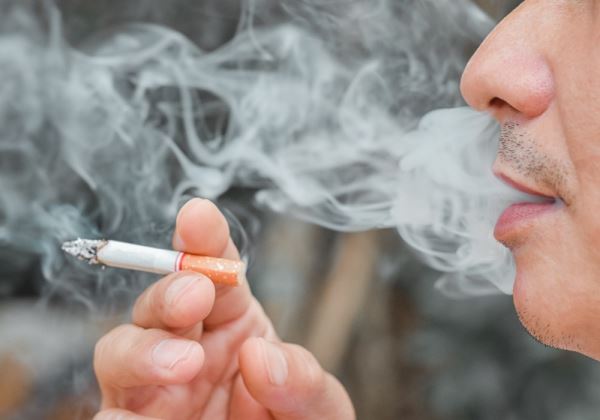 Tabaco, vapeo e implantes: una combinación que no encaja