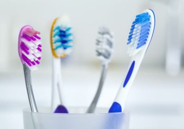Desinfectar el cepillo de dientes puede prevenir contagios de enfermedades