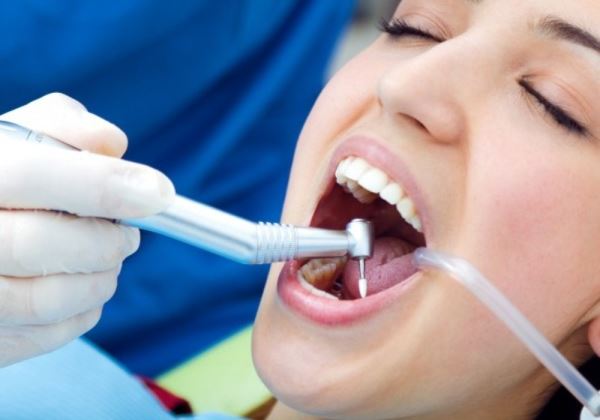 La OMS solicita aumentar la cobertura pública de la atención bucodental en España